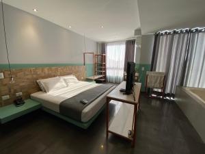 a bedroom with a bed and a tv on a table at Hotel G in Santa Cruz de la Sierra