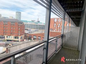 balcón con vistas a una ciudad con edificios en Stylish Arcadian Centre - One Bedroom - Large Balcony - Bullring Shopping en Birmingham