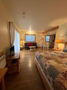 a bedroom with a bed and a living room at River Run Inn in Winthrop +141 photos