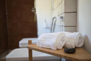 uma pilha de toalhas sentadas numa mesa na casa de banho em Villa Magliolo em Cefalù