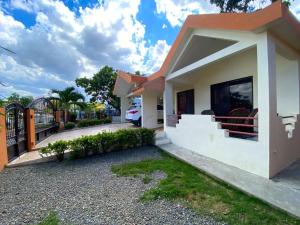 une maison avec un portail et une allée dans l'établissement Casa Corona Plaza, à Santiago de los Caballeros