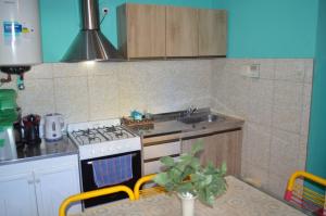 a small kitchen with a stove and a sink at Lo de Annie in Posadas