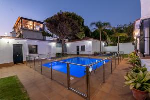 a swimming pool in the backyard of a house at Novobarrosa Apartamentos Turísticos in Chiclana de la Frontera