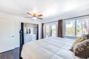 Postel nebo postele na pokoji v ubytování Serenity Vista Cabin