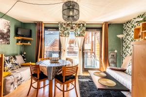 un salon avec une table, des chaises et un canapé dans l'établissement Pied des pistes - Balcon - Chiens bienvenus, à Saint-Jean-dʼAulps