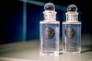 deux bouteilles d'eau posées sur une table dans l'établissement Pied des pistes - Balcon - Chiens bienvenus, à Saint-Jean-dʼAulps