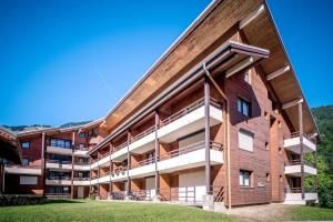 - une vue sur l'extérieur de l'immeuble dans l'établissement Pied des pistes - Balcon - Chiens bienvenus, à Saint-Jean-dʼAulps