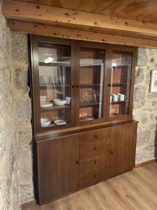 un armario de madera con platos dentro en CASA DO XABóN, en Moaña