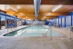 a swimming pool in a building with a pool at Best Western Riverfront Inn in Marinette