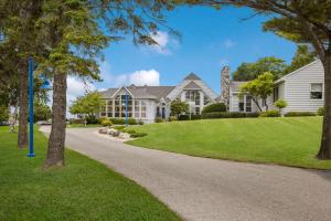 uma casa com uma entrada em frente em Best Western Harbour Pointe Lakefront em Saint Ignace