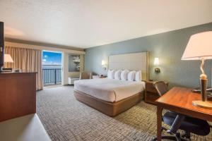 Best Western Harbour Pointe Lakefront في سانت إيغناس: فندق كبير غرفه بسرير ومكتب