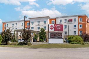 a building with a stop sign in front of it at Best Western Plus Eastgate Inn & Suites in Regina