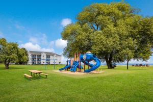 un parque infantil con tobogán en Best Western Harbour Pointe Lakefront en Saint Ignace