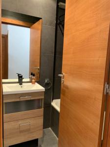 a bathroom with a sink and a mirror at NORDIC LAIA 4B - Soldeu - Bordes d'Envalira in Bordes d´Envalira
