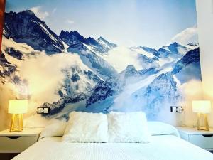 um quarto com um mural de montanha na parede em NORDIC LAIA 4B - Soldeu - Bordes d'Envalira em Bordes d´Envalira 