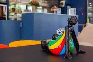 uma figura de uma pessoa sentada num brinquedo sobre uma mesa em Best Western Mulhouse Salvator Centre em Mulhouse