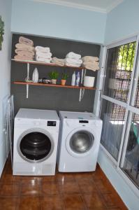 eine Waschmaschine und eine Waschmaschine im Zimmer in der Unterkunft Lo de Annie Depto 2 in Posadas