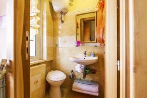 y baño con aseo y lavamanos. en CASA Bella, en Roma