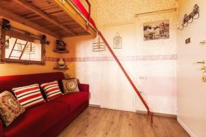 ein Wohnzimmer mit einer roten Couch in einem Zimmer in der Unterkunft CASA Bella in Rom