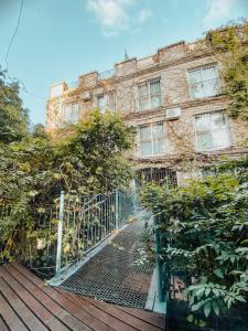 un viejo edificio con una puerta delante de él en Posada de San Isidro en San Isidro