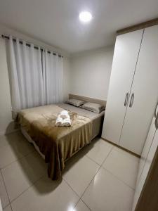um quarto com uma cama com uma toalha em Lindo apartamento a passos do Expo Center Norte em São Paulo