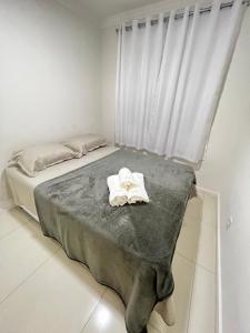 a bedroom with a bed with two towels on it at Lindo apartamento a passos do Expo Center Norte in Sao Paulo