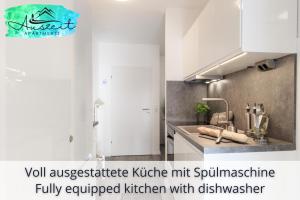 uma cozinha com um lavatório e uma bancada em Auszeit Apartment BELLEVUE mit großem, beheizten Indoor-Pool, Sauna und Tennisplatz - atemberaubendes Schwarzwaldpanorama , Sonnenbalkon, schnelles Internet, kostenloser Parkplatz, Nähe Triberger Wasserfälle, für bis zu 2 Personen em Obertal