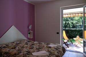 una camera con letto e porta scorrevole in vetro di B&B Cinque Terre Da Levanto a Levanto