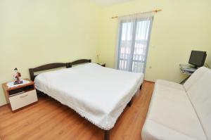 Säng eller sängar i ett rum på Apartments by the sea Vela Luka, Korcula - 9244