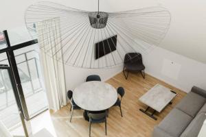 All in one Loft with Balcony and Free parking的休息区