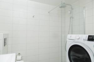 All in one Loft with Balcony and Free parking的一间浴室