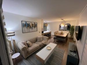 a living room with a couch and a table at Departamento Nuevo Papudo - Full equipado - 7 personas in Papudo