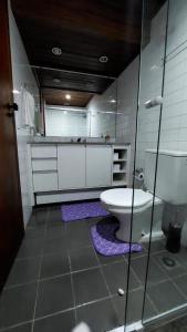 uma casa de banho com um WC e um lavatório em Victória Marina Flat em Salvador