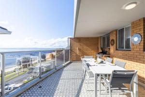 Balkón nebo terasa v ubytování Kiah 12, 53 Victoria Pde - Panoramic water views, Wifi and Air Con