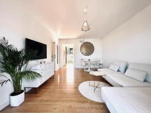 TV a/nebo společenská místnost v ubytování ZEN Apartment sea views