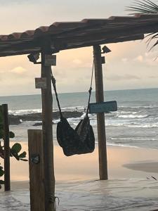 伊列烏斯的住宿－Temporada Ilhéus Olivença，海滩上的吊床,背靠大海