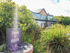 Trem Y Borth Apartment外面的花园