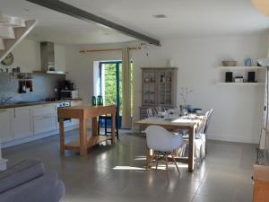 eine Küche und ein Esszimmer mit einem Tisch und Stühlen in der Unterkunft Holiday Home Locquirec - BRE05104e-F in Locquirec