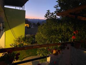 vistas a un balcón con flores y plantas en Las Palmeras Eco Hostel, en Cabanaconde