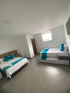 מיטה או מיטות בחדר ב-HOTEL GRAN PLAZA SAN RAFAEL