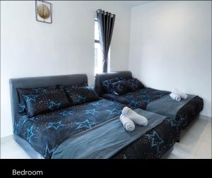 sala de estar con sofá y cama en New 2 storey-Majestic Homestay 3 min to Night Market en Brinchang