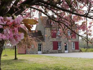 een stenen gebouw met roze bloemen ervoor bij Gîte Ménil-Gondouin, 4 pièces, 8 personnes - FR-1-497-143 