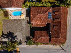 an overhead view of a house with a swimming pool at Pousada Sol e Mar in Paraty