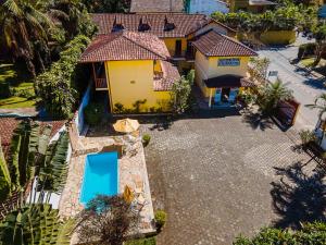 an aerial view of a house with a swimming pool at Pousada Sol e Mar in Paraty