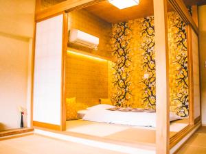 um quarto com uma cama num quarto em 和正堂・禅 em Kobe