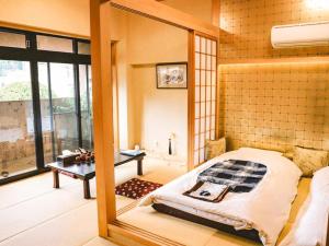 1 dormitorio con espejo y 1 cama. en 和正堂・禅 en Kobe