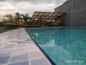 una piscina frente a un edificio en Villa Juliana, en Buenaventura