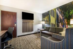 Μια τηλεόραση ή/και κέντρο ψυχαγωγίας στο Clarion Pointe Charleston - West Ashley
