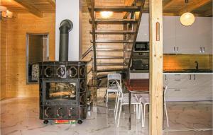 une cuisine avec une cuisinière et une table ainsi qu'un escalier dans l'établissement Cozy Home In Ostroda With Wifi, à Ostróda