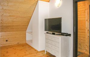 einen Fernseher auf einer Kommode in einem Zimmer in der Unterkunft Cozy Home In Ostroda With Wifi in Ostróda